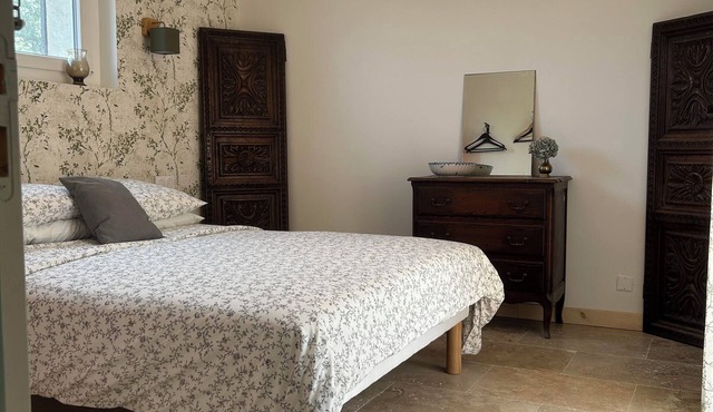 Quiet room in a house between Mont Ventoux and dentelles de Montmirail