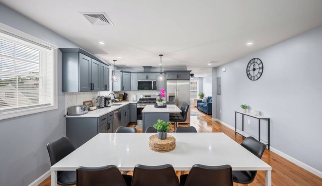 Quadro-Lux at Charles District PVD 4BR/2BA Laundry+Dishwasher+ Parking