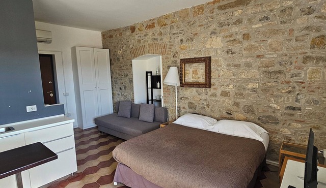 Quadruple Double Studio and Sofa Bed and Private Parking in Loco