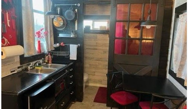 Quaint 1-bedroom tiny home with heating and AC near charming Helper