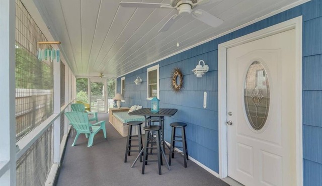 Quaint Beach Block Cottage, 100 steps to the beach
