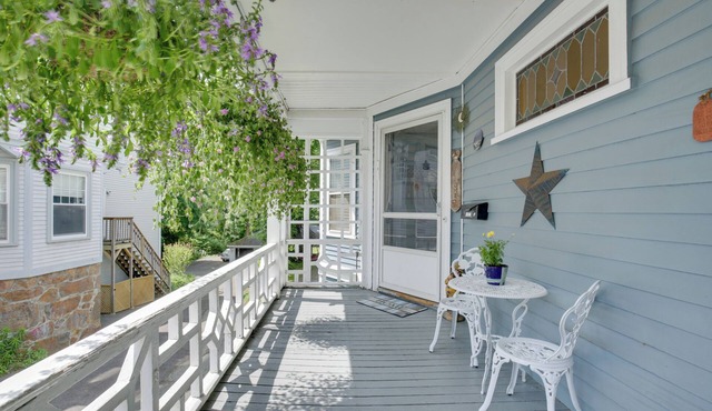 Quaint Beverly Townhome: Walk to Beach & Downtown!