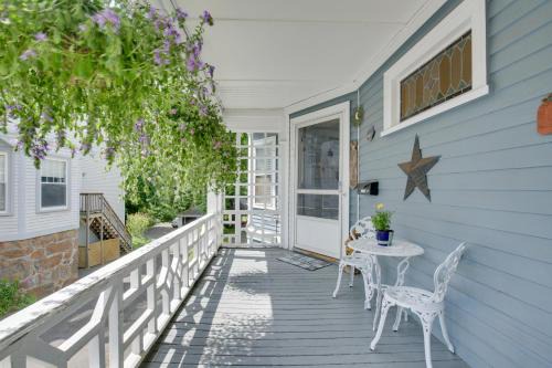 Quaint Beverly Townhome: Walk to Beach & Downtown!