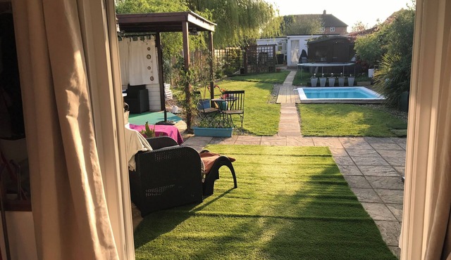 Quaint bungalow with Swimming Pool and lovely garden