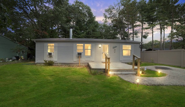 Quaint Cabin: Beach Days & Bonfire Nights – The Ultimate Summer Escape!