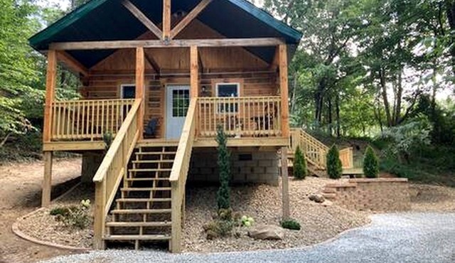Quaint Cabin with Lofted Interior, Spa and BBQ in Indiana