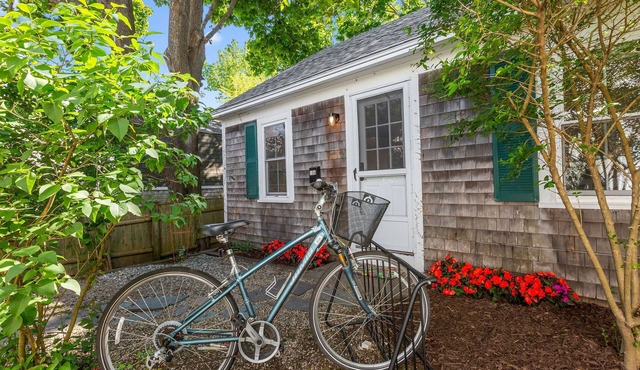Quaint Cape Cod Cottage - 5mins to the beach, Galleries and Provincetown fun!