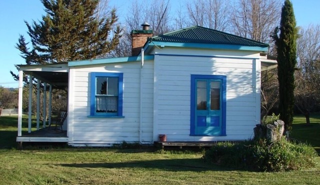 Quaint character cottage on working farmlet, Running Sheep & Beef.