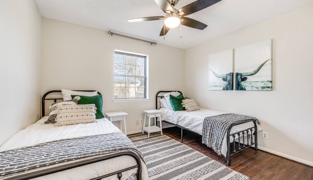 Quaint City of Justin STEPS away- 5 Min to raceway. Just remodeled Dog friendly