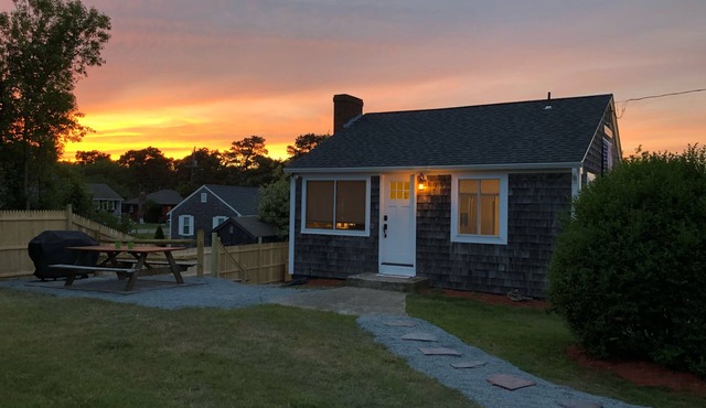 Quaint cottage 100 steps from the Beach