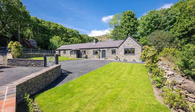 Quaint Cottage in the Heart of Eryri (Snowdonia) | 2-Merddyn-Coch