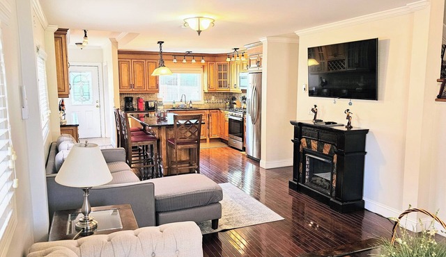 Quaint duplex with private yard. Walk to beach, dining, & shopping!