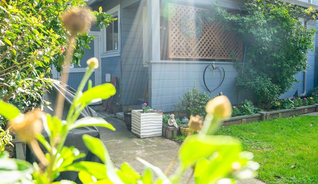 Quaint early 1900's Cottage close to beach & shops with high speed internet