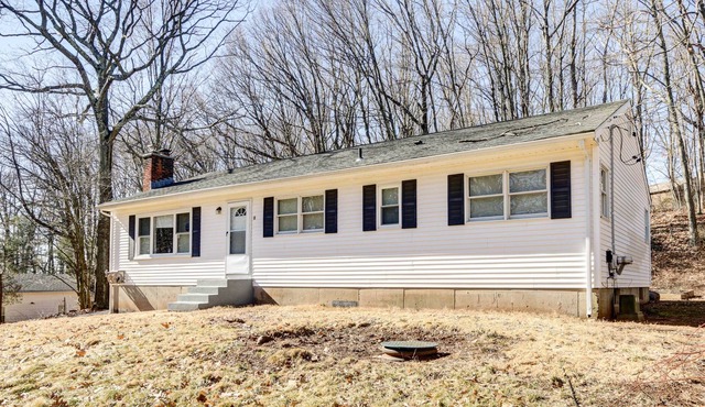 Quaint Hamden Home: 7 Mi to Yale University!