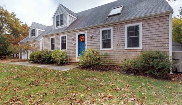 Quaint home w/large backyard, outdoor shower & private grill near Katama Bay