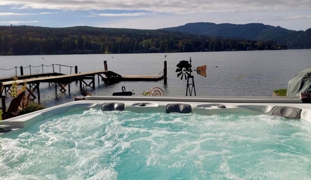 Quaint Lakefront Cottage w/Hot tub In Bellingham