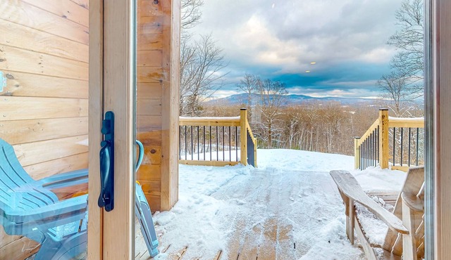 Quaint mountain retreat with a gas fireplace, balcony, central AC - dog-friendly