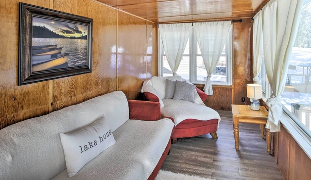 Quaint & Pet-Friendly Cabin on Shawano Lake!