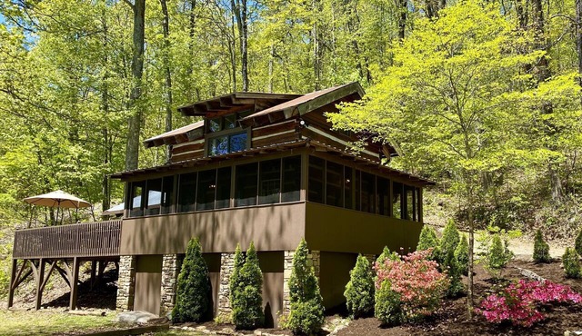 Quaint, Romantic Mountain Antique Log Cabin near Asheville!