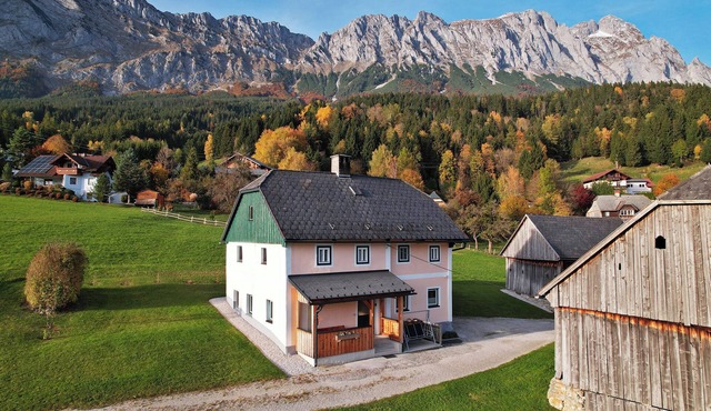 Quaint, rustic vacation home with hut flair on the sunny side of the Grimming