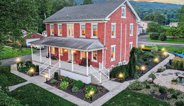 Quaint Studio Suite in Historic Farmhouse - Nearby river access and hiking!