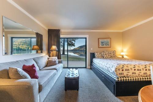 Quaint Studio w/Lake View #146 at Donner Lake Village