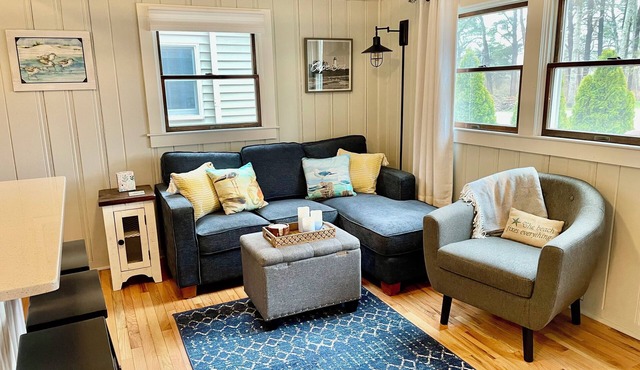 Quaint Tiny Cottage -"Salty Sandpiper Cottage" - 1/2 mile2beach Dog Friendly
