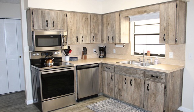 Quaint updated 2 bedroom townhouse located in the heart of Crystal River