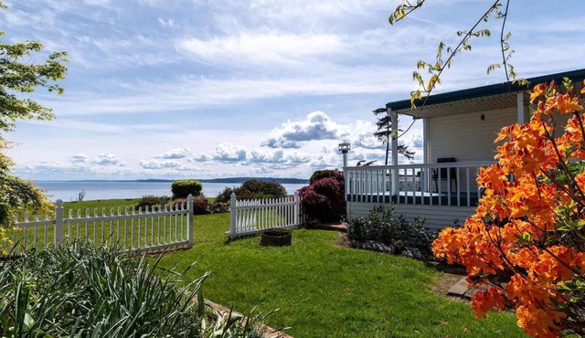 Quaint Waterfront stay on Puget Sound