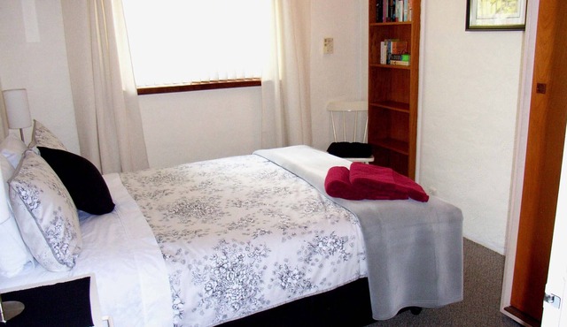 Quality 2 bedroom first floor apartment next to UWA with free Wi-Fi
