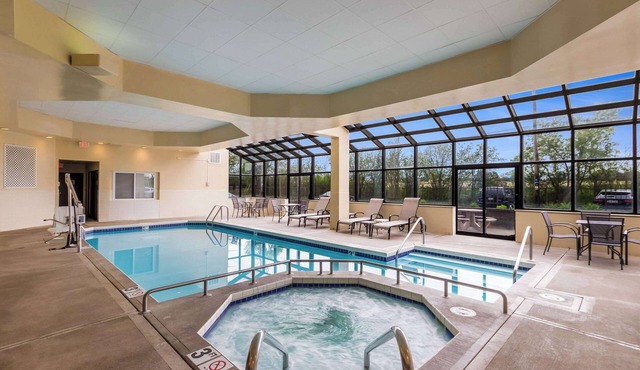 Quality Suites Milwaukee Airport