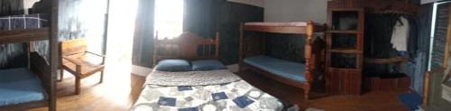 Quarto 05, quarto com cama de casal e 2 beliches, com sacada, banheiro e cozinha