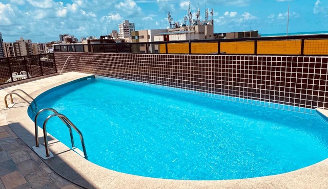 Quarto e sala com piscina próximo à praia