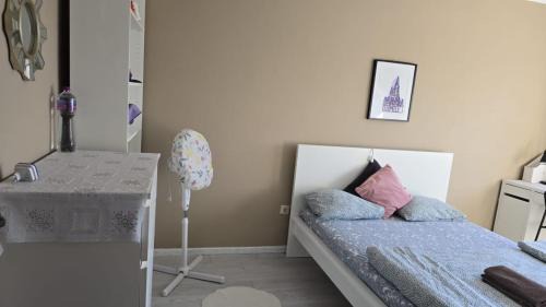 Quarto familiar com cama de casal apenas para casais e raparigas Não há homens solteiro Family room with double bed for couples and girls only No individual men allows with private washroom but in hall way