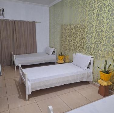 Quarto triplo com banheiro compartilhado