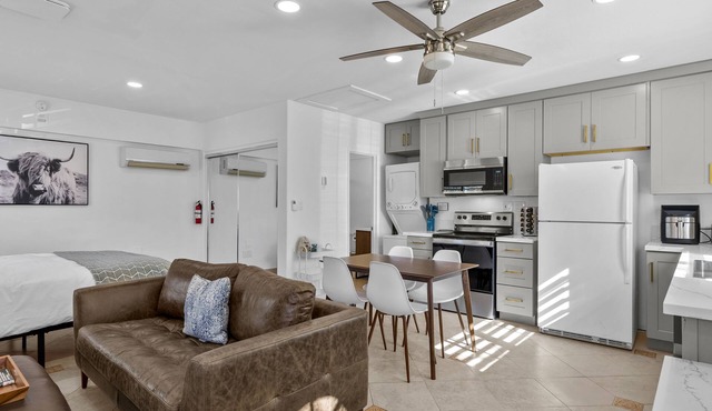 Quartz Hill Studio: Kitchen, TV, Washer/Dryer