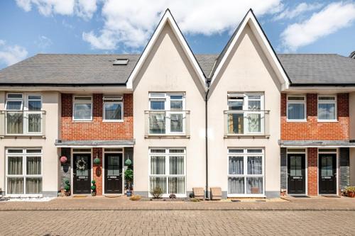 Quayside Home with a Seperate Entertainment Room & Beach Hut