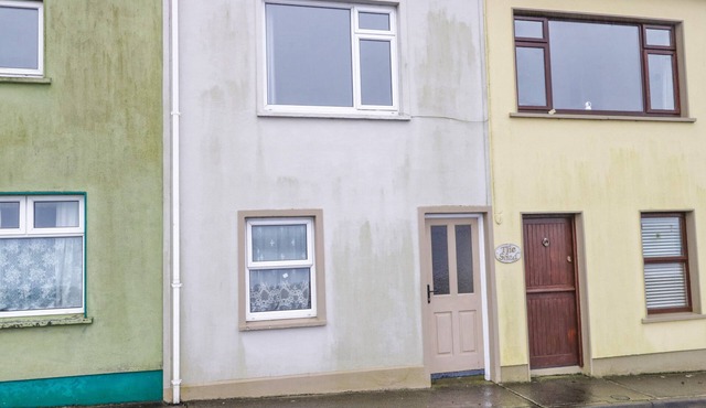 QUAYSIDE HOUSE, family friendly in Roundstone, County Galway
