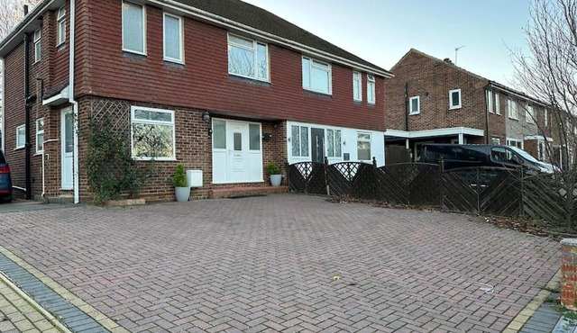 Quebec House - Business Family Friendly Stay Free Parking Wifi, 'Comfortable Spacious House Close to Town Centre