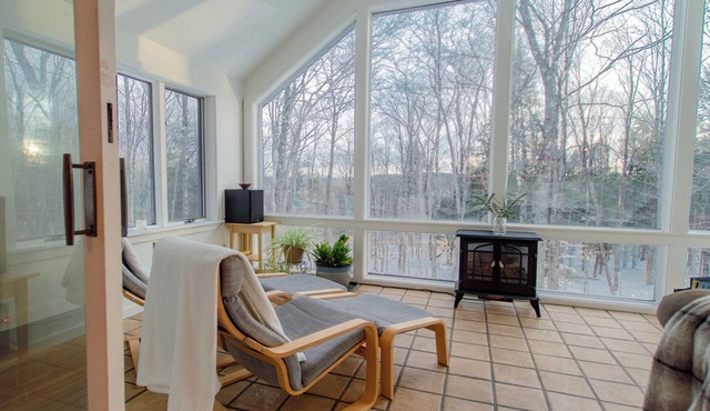 Quechee Mountain Home w/Jacuzzi, Sunroom, and Private Gymn