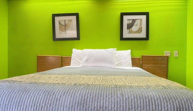 Queen Bed Accessible|Non-Smoking