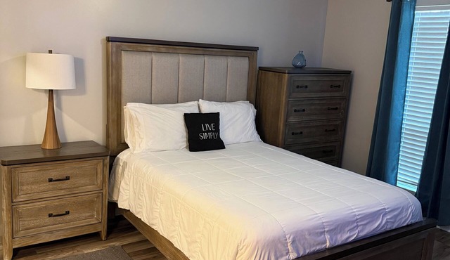 Queen Bed Hillside Apartment Unit A