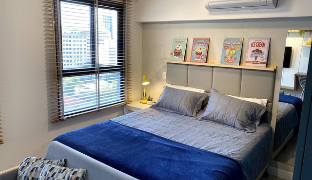 Queen bed - Modern Studio in Liberdade
