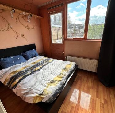 Queen bed room