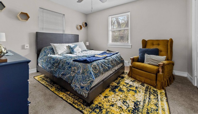 Queen Bed Studio w/Day Bed - HS Internet – Balcony Unit 2