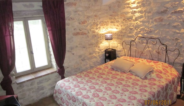 Queen-Framboise-Queen-Private Bathroom-Countryside view
