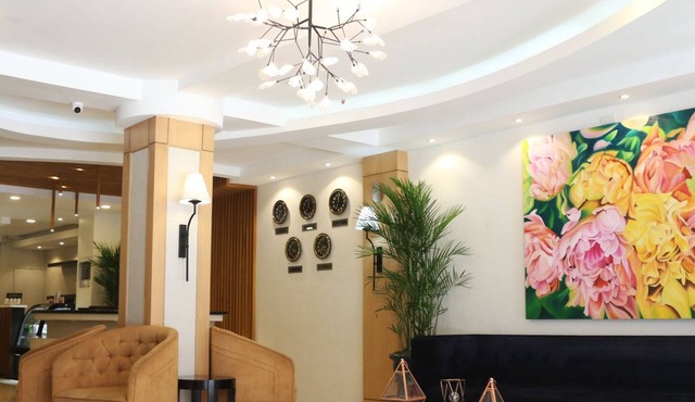 Queen Margarette Hotel - Downtown