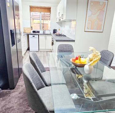 Queen of the Desert Villa 2 Bedrooms - Sleeps 4 Guests