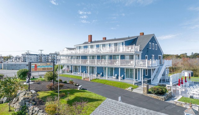 Queen room with private oceanfront balcony - incredible views!