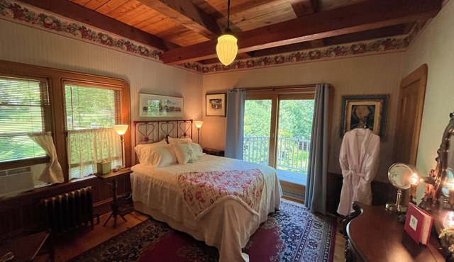 Queen's View B&B- Bill's East, Balcony Lake Views, Sauna, Pool, Bayfield, WI